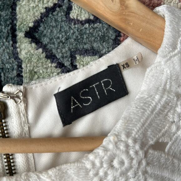 ASTR Dress Mini Cocktail White Floral Lace Sheath Fitted Bridal Summer X Small - Picture 7 of 9